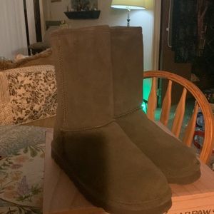 NEW Bear Paws 10 W Gray Short Elite Boot, Brand New in Original Box!